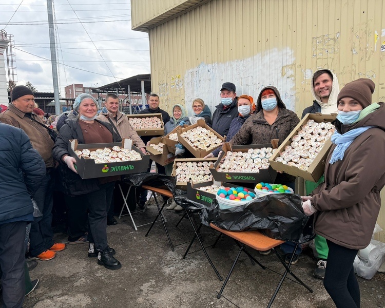     В Курске волонтеры «Домика добрых дел» раздали 1300 куличей нуждающимся на Пасху