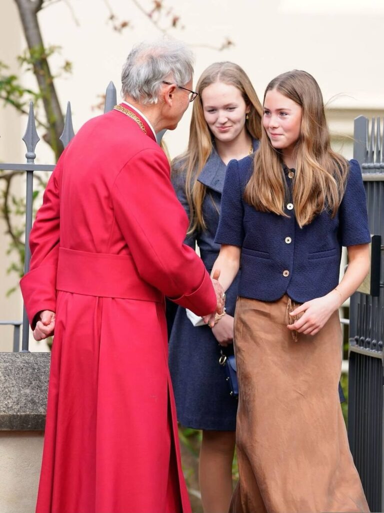 Джорджина Сперлинг и Саванна Филлипс выходят из церкви и прощаются со священником. Фото Getty Images