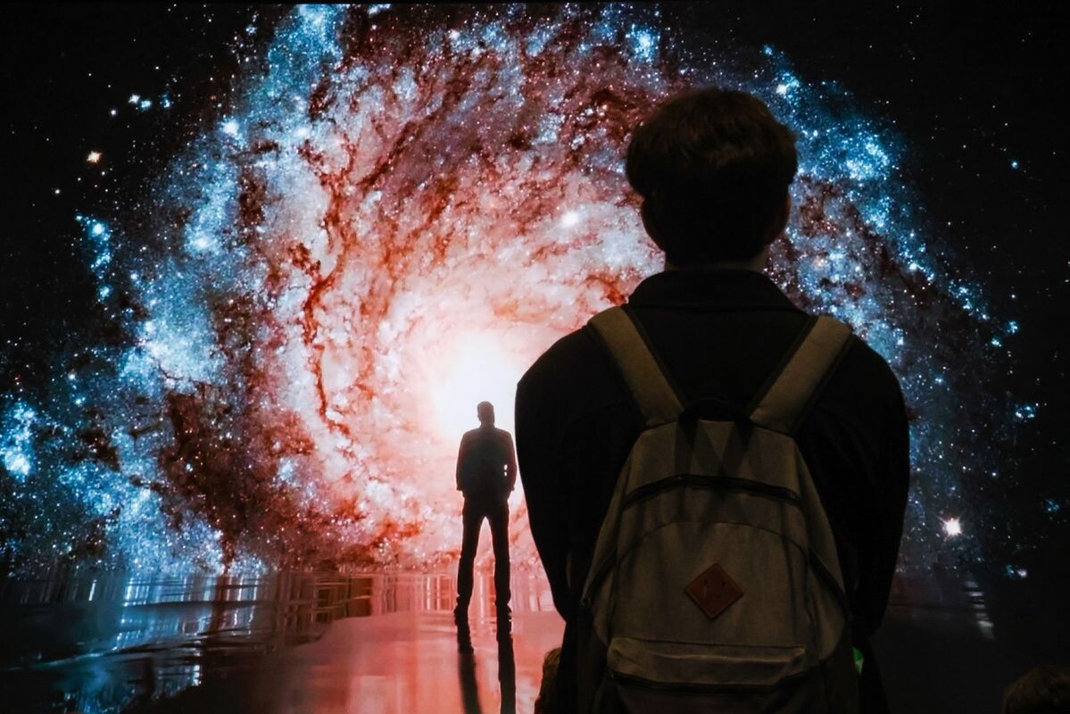    Посетитель во время показа познавательного ролика «Путеводитель по вселенной» в Национальном космическом центре имени первой в мире женщины-космонавта В. В. Терешковой / Источник: © Сергей Карпухин/ТАСС