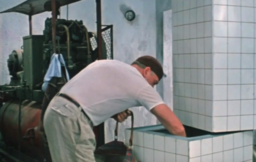 Кадр из фильма. Лёлик явно свой человек в автомастерской