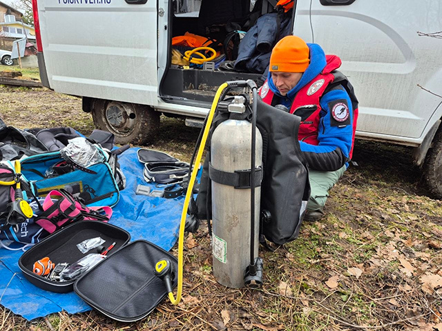 Водолаз готовится к погружению