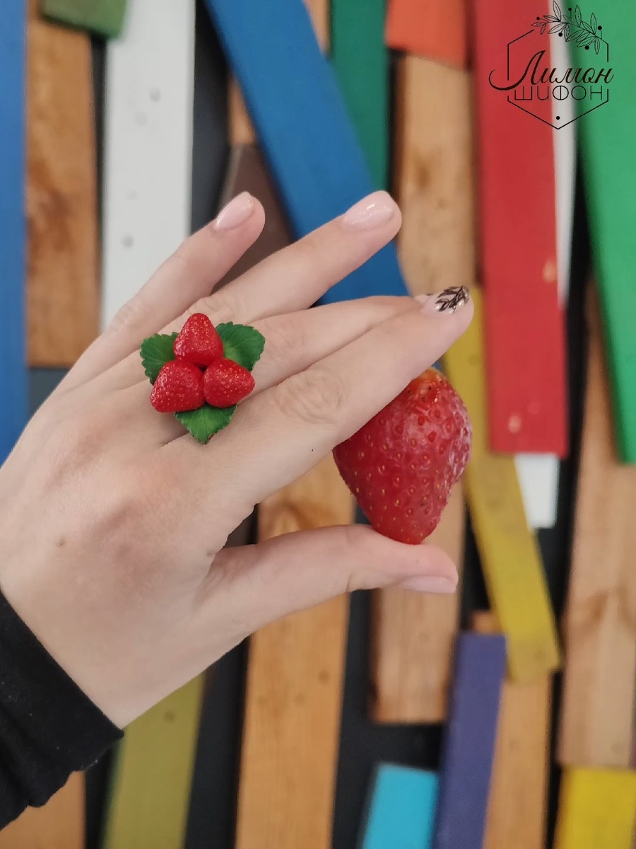 Колечко с клубникой из полимерной глины