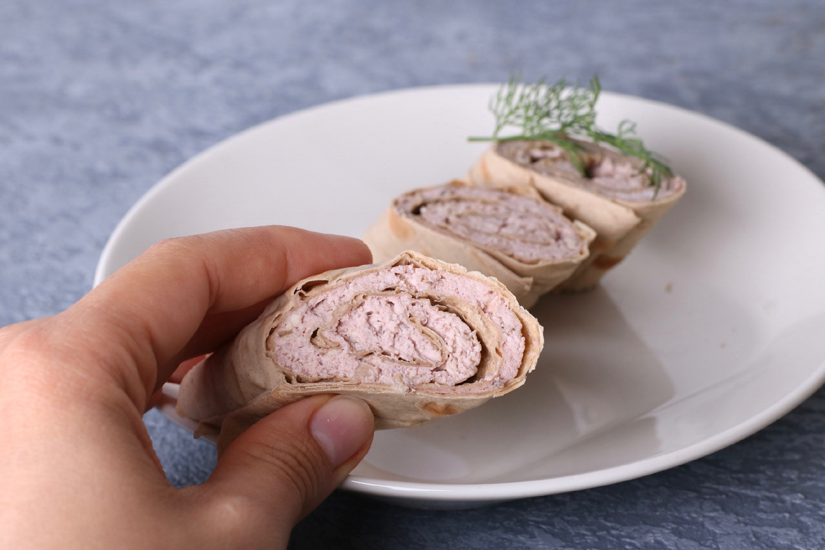 А еще вкусно этот паштет подавать в виде таких рулетиков из лаваша