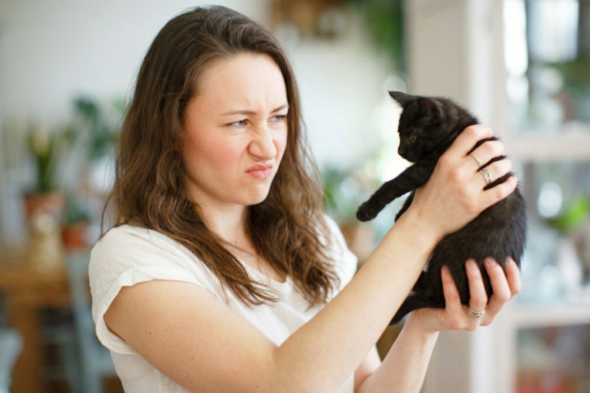 Женщина с котёнком 