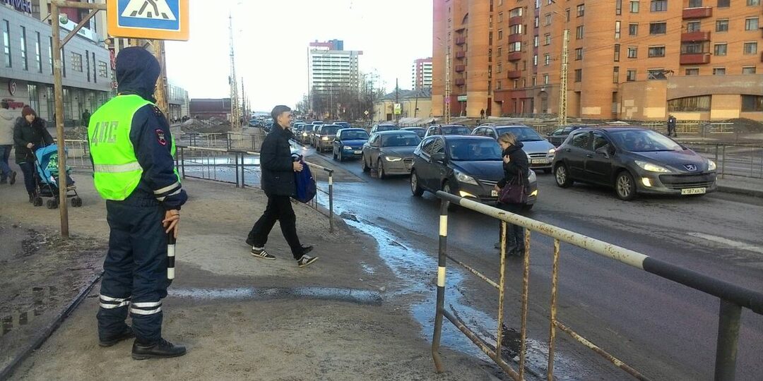 Вступить на «зебру» теперь недостаточно: Верховный суд объяснил, когда водитель обязан остановится перед пешеходным переходом