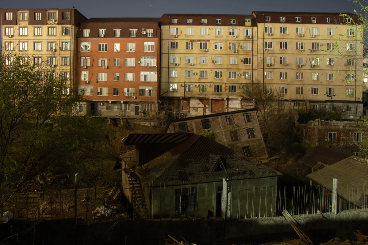 Дома в русле реки Тарнаирка в Махачкале, разрушенные в результате наводнения