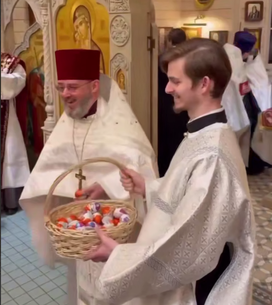 корзинка с Киндер-сюрпризами у священников