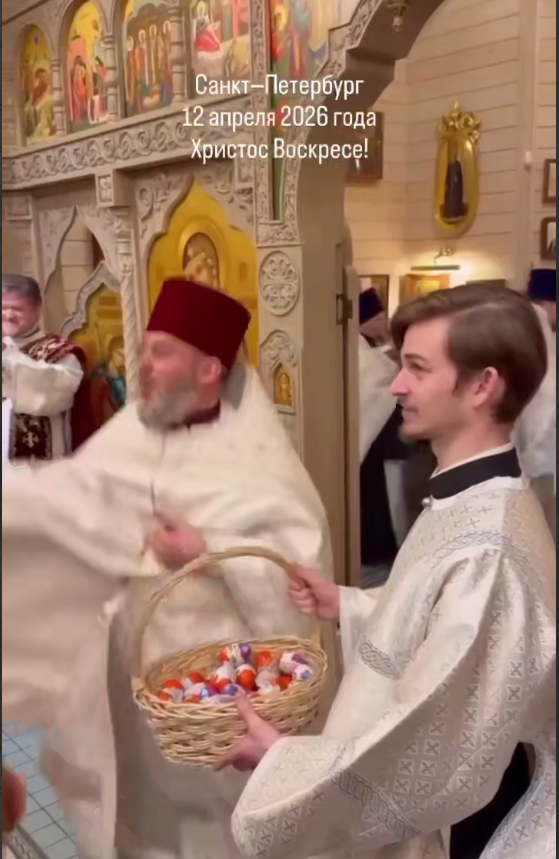 священник разбрасывает яйца киндер-сюрпризы людям