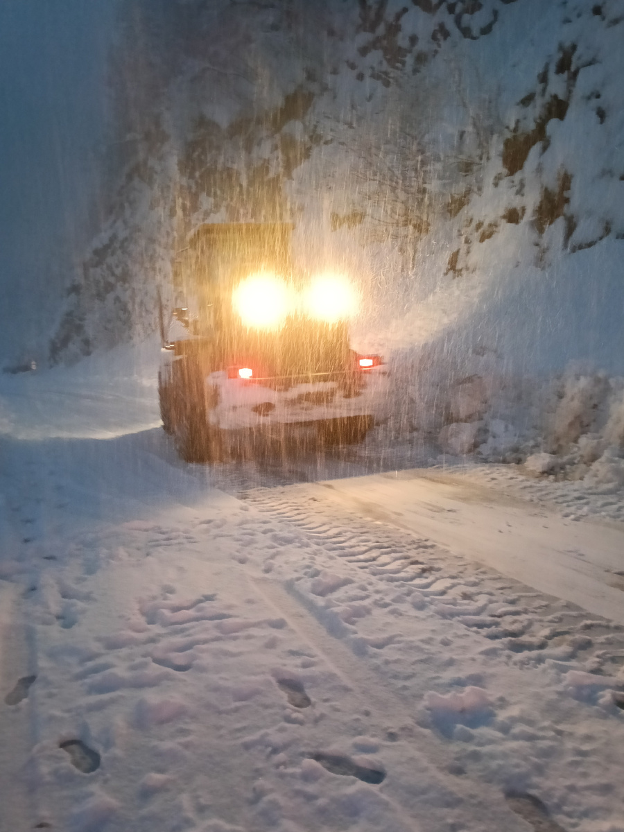 Тракторы уже чистили дорогу, но снегопад был таким обильным, что заметало очень быстро