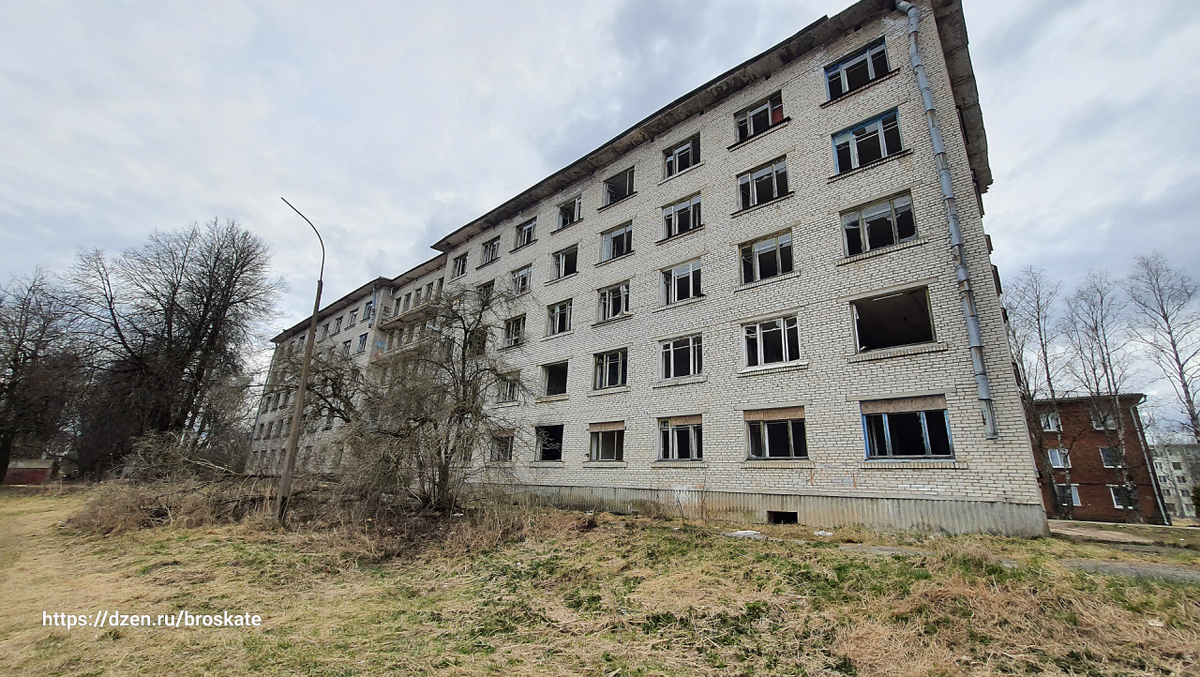 Заброшенное здание в мкр. Кречевицы (район В. Новгорода).
