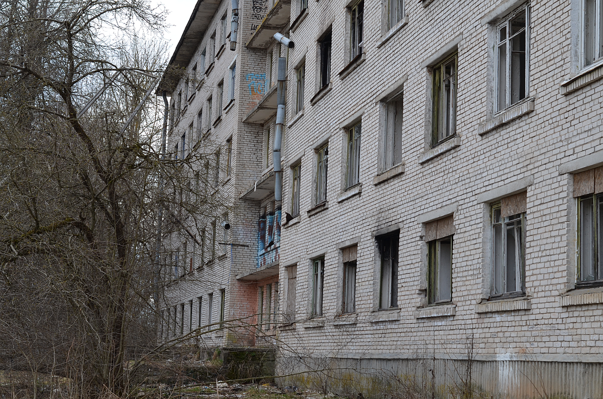 Заброшенное здание в мкр. Кречевицы (район В. Новгорода).