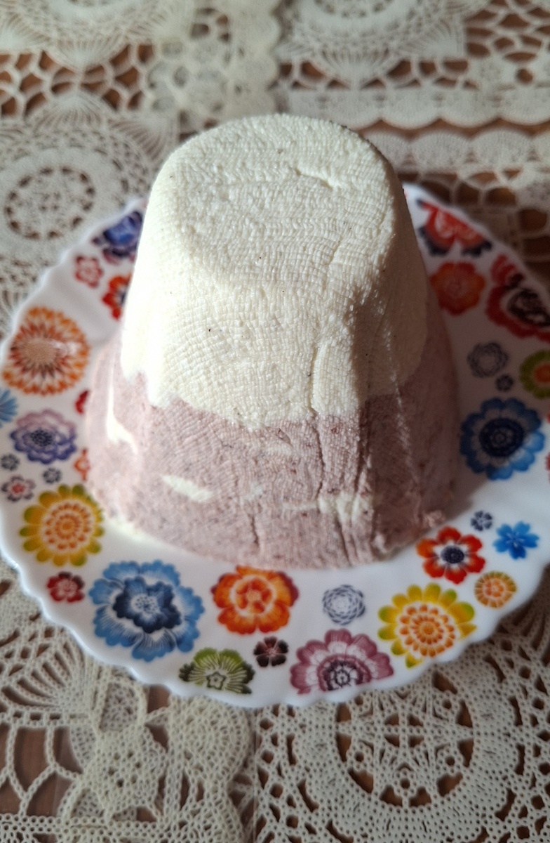 Творожная пасха с ягодным джемом, фото автора.