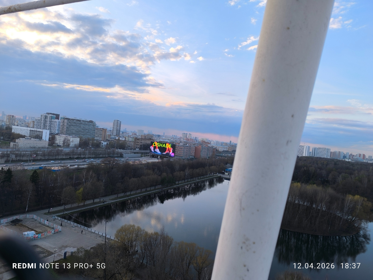 Время полного оборота колеса 7,5 минут, примерно 5 минут на высоте