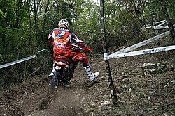 Мотоцикл для эндуро в отличие от кроссового имеет номерной знак