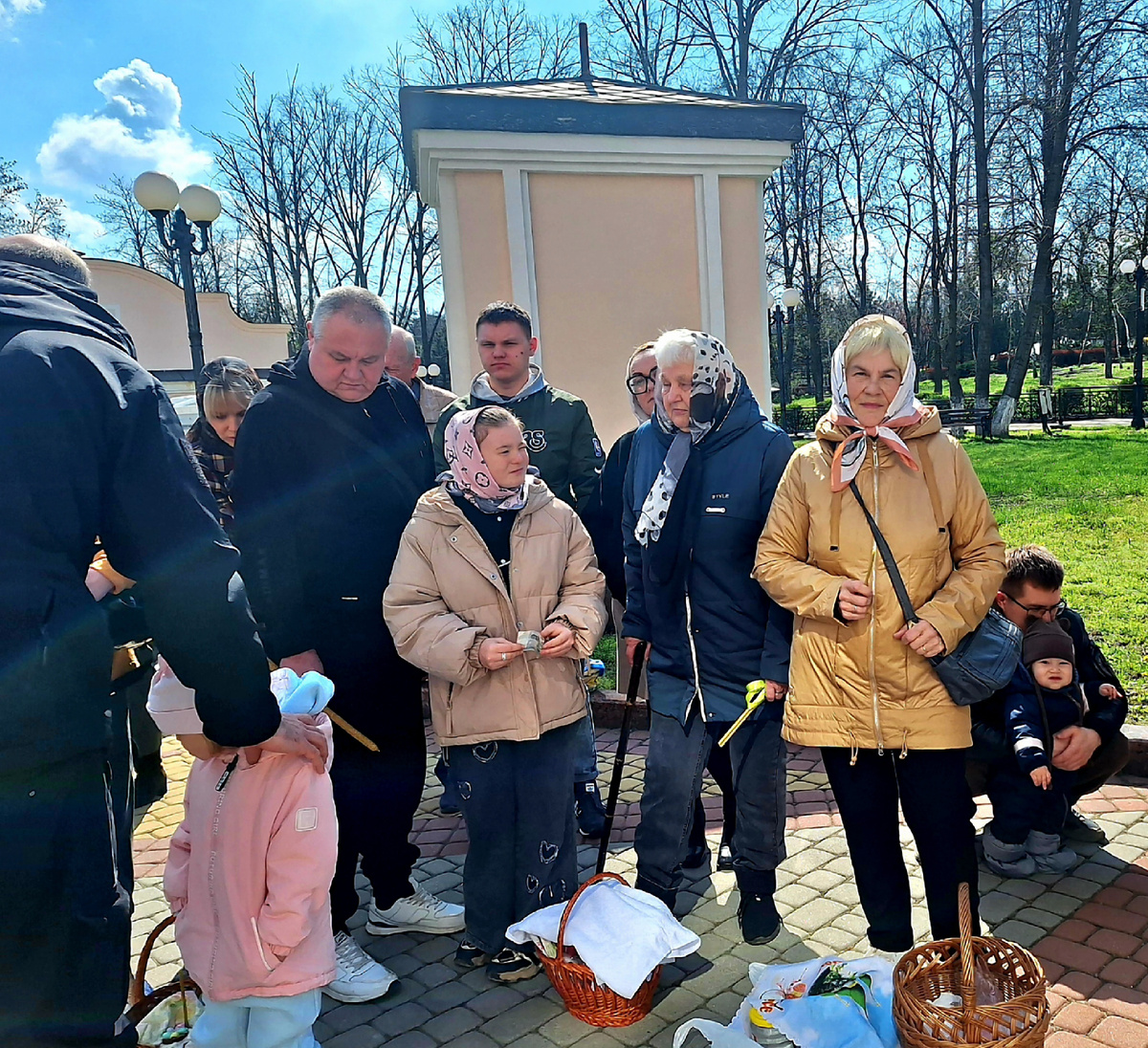Ждём выхода батюшки