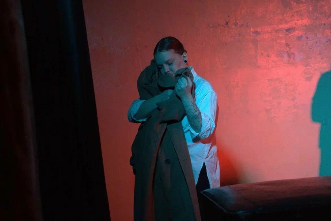 Актриса Анна Саваринская в спектакле «Полторы комнаты»