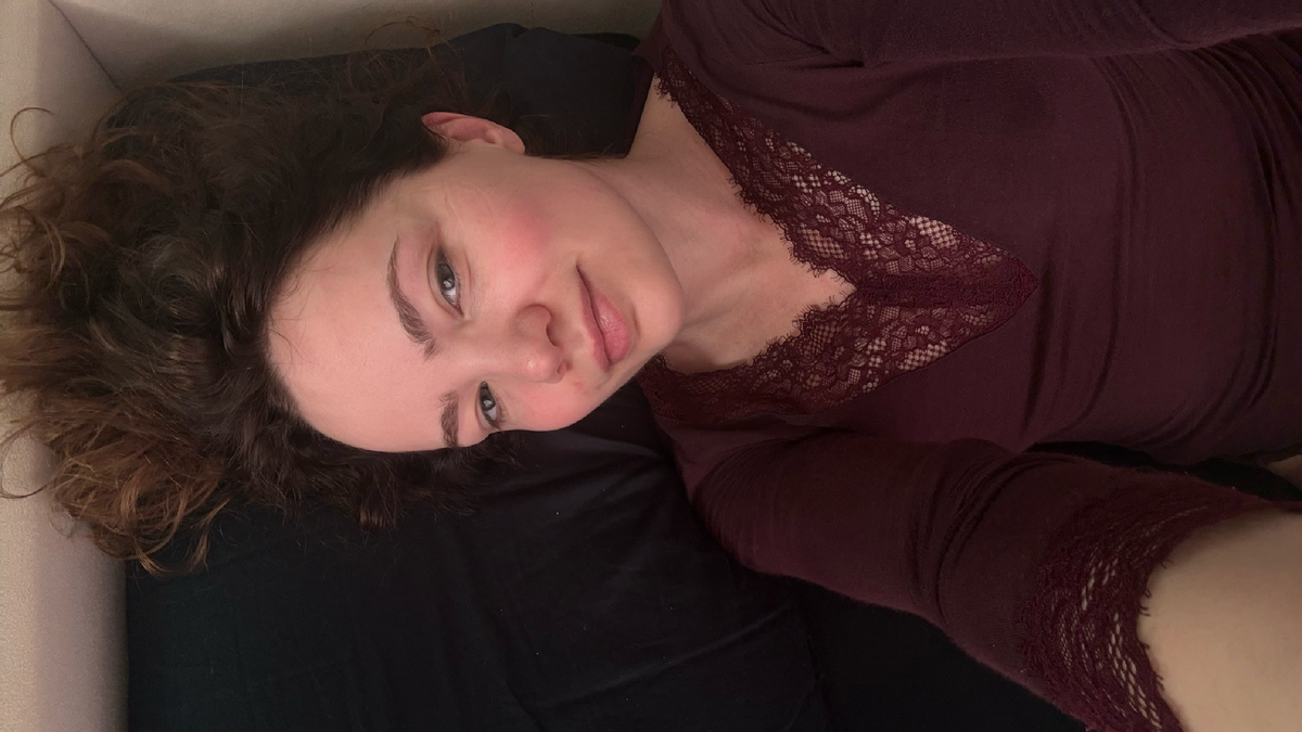 Аква всю ночь спала со мной, а утром ушла на окошко, греться на солнышке