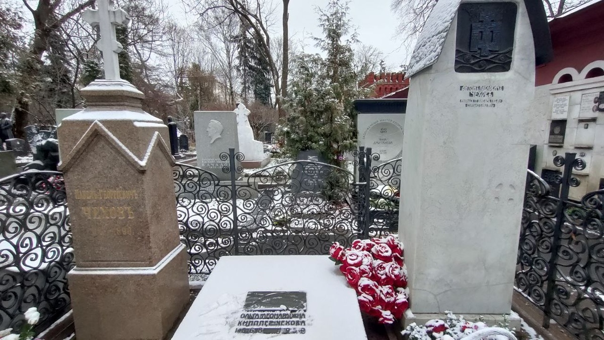 Фото автора. Памятник на могиле Чехову (справа), слева от него Ольга Книппер и отец.