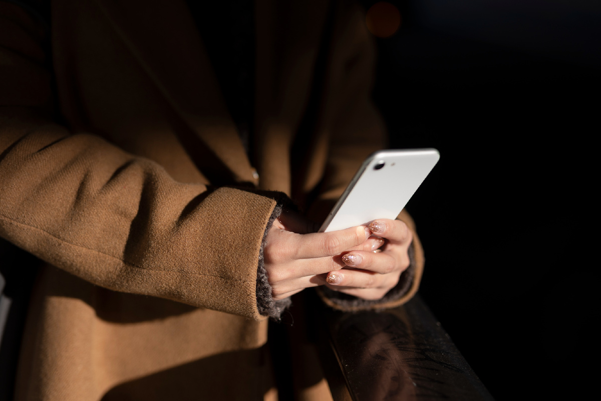 https://ru.freepik.com/free-photo/woman-using-smartphone-technology_22377641.htm#fromView=search&page=1&position=1&uuid=5f464e4a-6485-4a0d-a162-a127f8add14c&query=%D0%BC%D0%BE%D0%B1%D0%B8%D0%BB%D1%8C%D0%BD%D1%8B%D0%B9+%D1%82%D0%B5%D0%BB%D0%B5%D1%84%D0%BE%D0%BD+%D0%B2+%D1%80%D1%83%D0%BA%D0%B0%D1%85