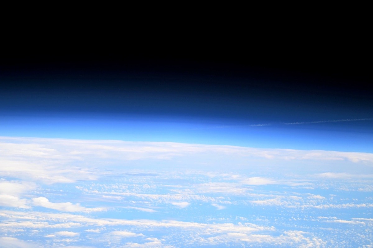 Тонкая полоса справа — след от модуля экипажа. Credit: NASA/Christopher Williams.