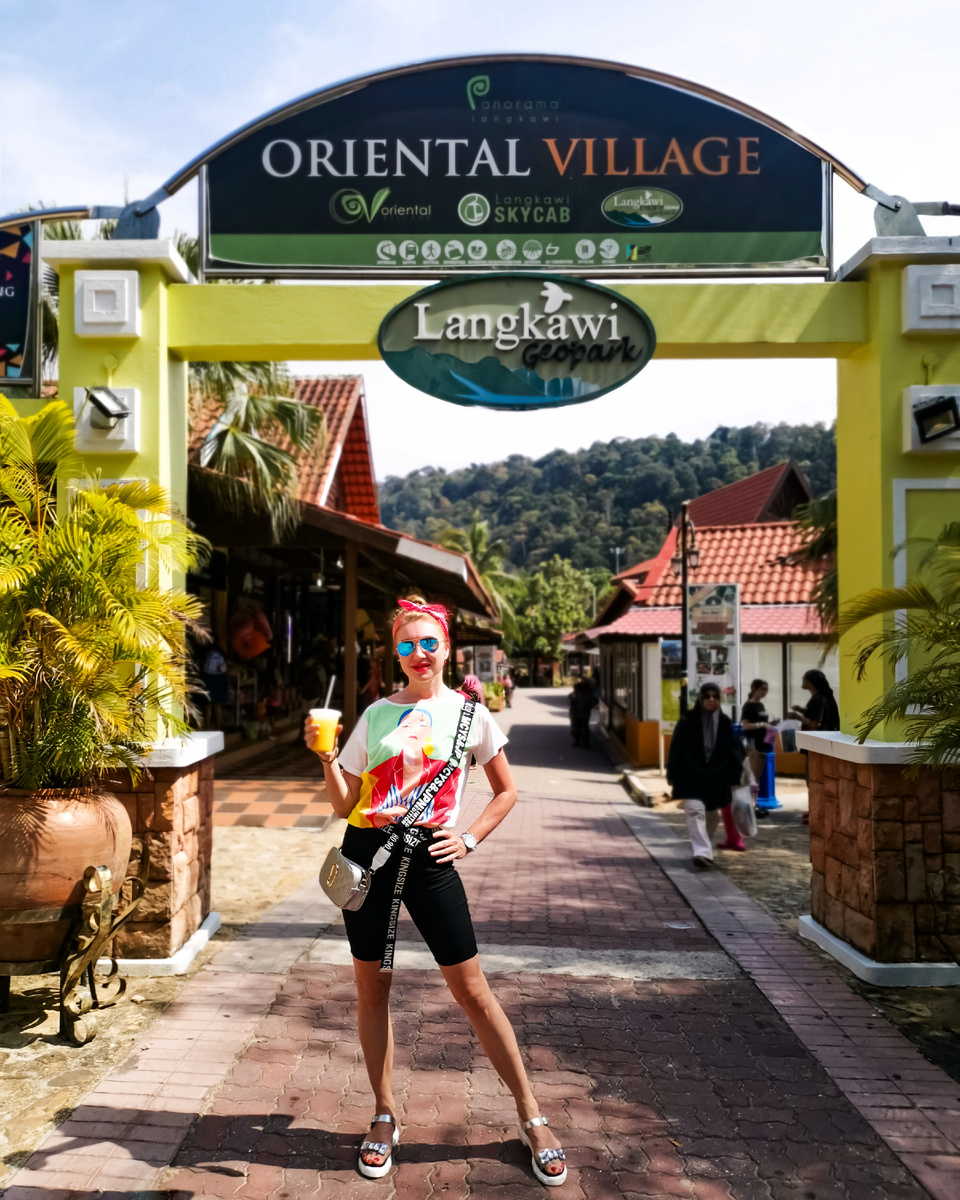 Вход в Восточную деревню (Oriental Village)