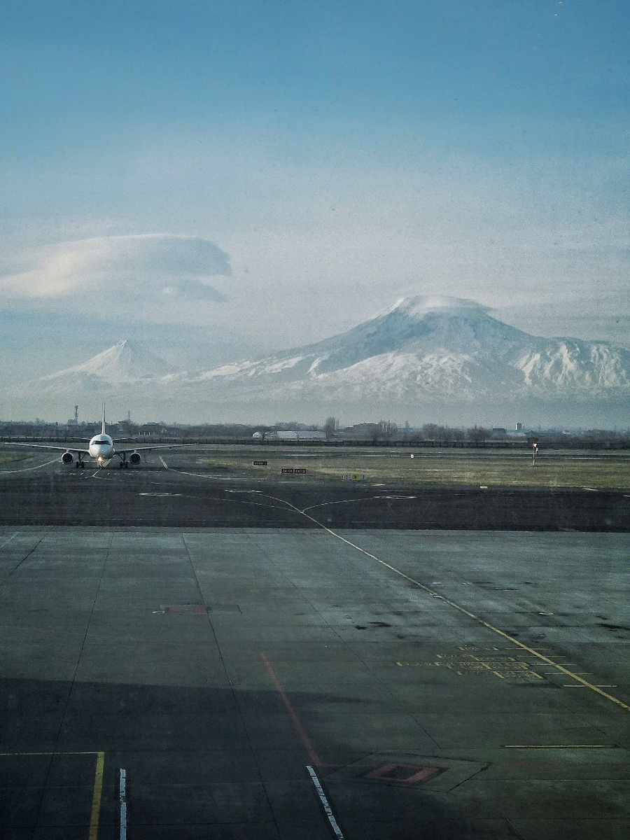 Вид на Арарат из ереванского аэропорта