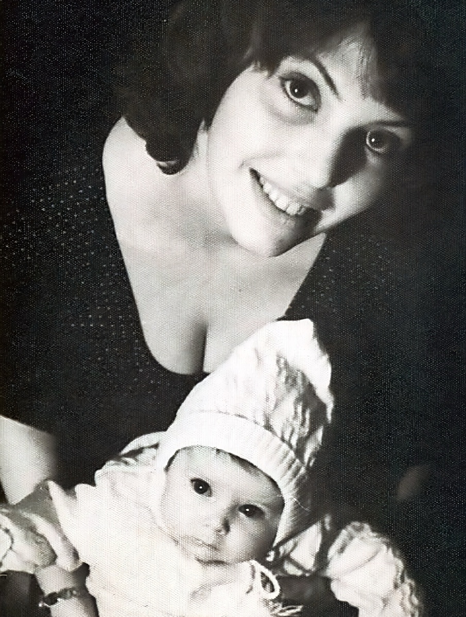 Янина Соколовская в детские годы с мамой