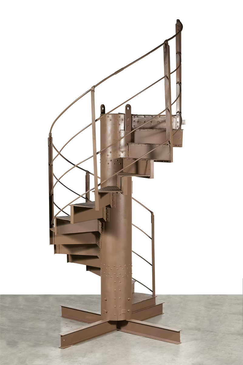 Часть винтовой лестницы башни. Сталь, клёпаный металл. Соединяла второй и третий уровни башни. Источник: ARTCURIAL.