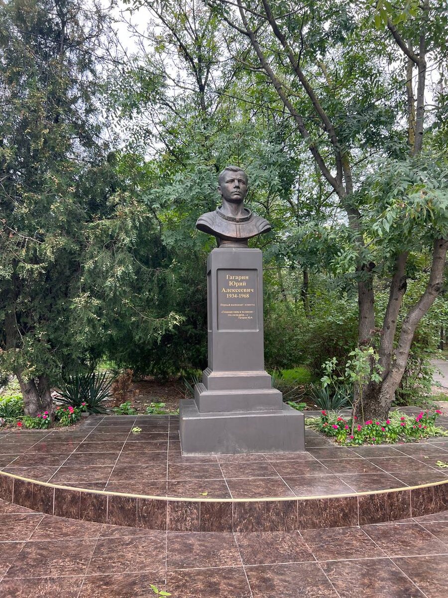 Перед планетарием находится бюст Юрия Гагарина