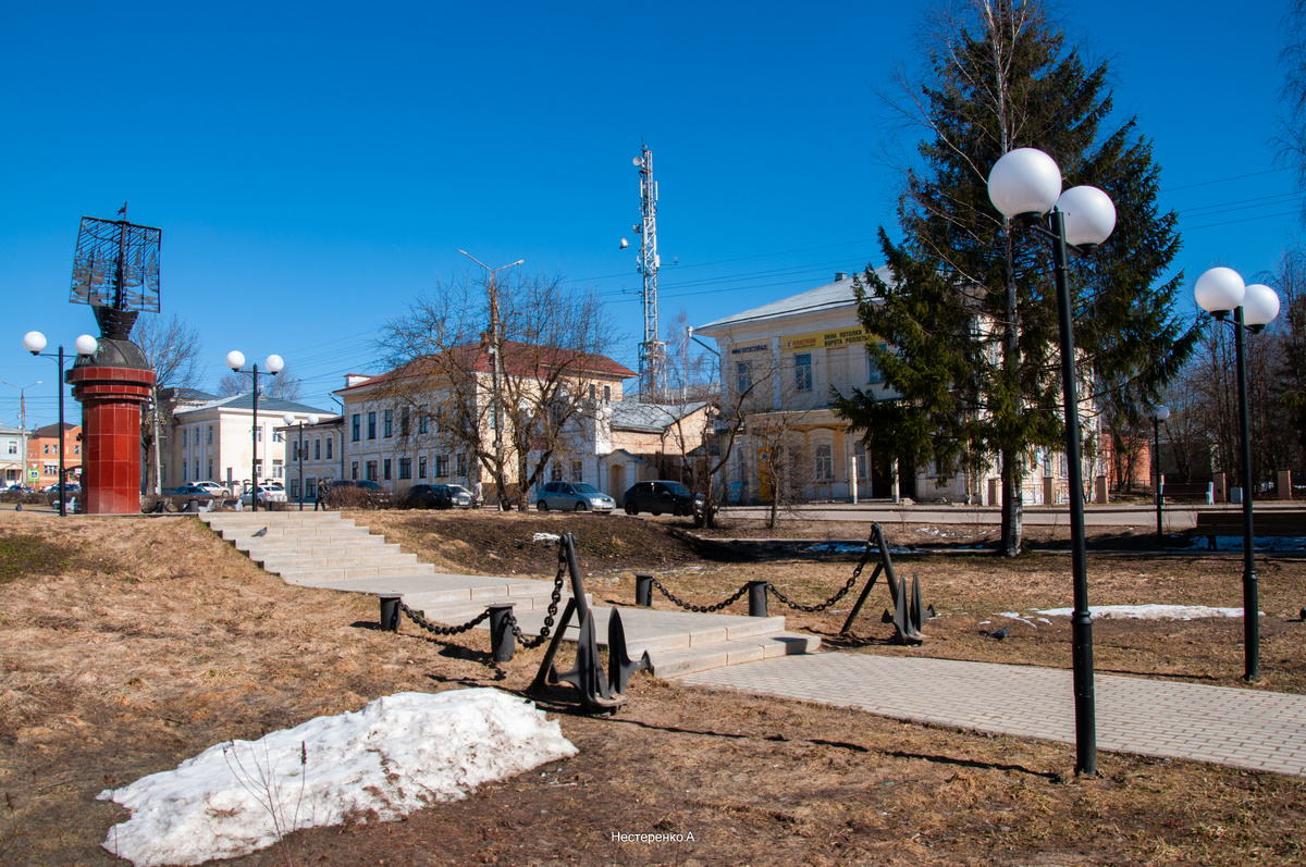 Начал с центра города. Памятник мореходам. Это отдельная история, большая. 