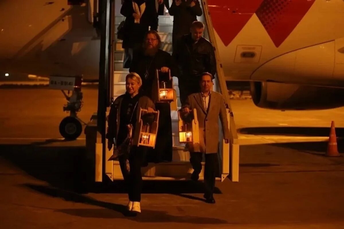    Благодатный огонь из храма Гроба Господня прибыл в столицу Урала