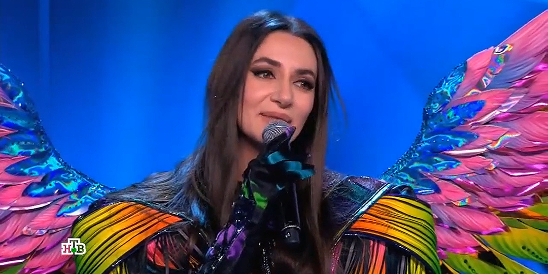 Сурикат превзошел учителя, а Колибри заставила жюри рыдать: первый полуфинал шоу "Маска"