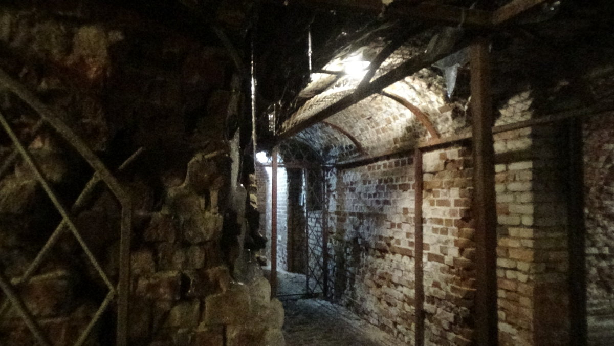 Потерна форта №5. При его взятии в 1945 году 15 солдат и офицеров были удостоены звания Героя Советского Союза. Фото Доротаволков с сайта commons.wikimedia.org