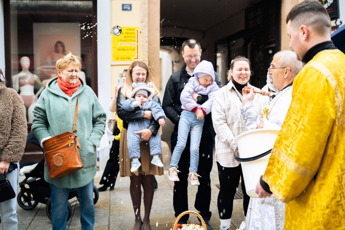 батюшка освящает