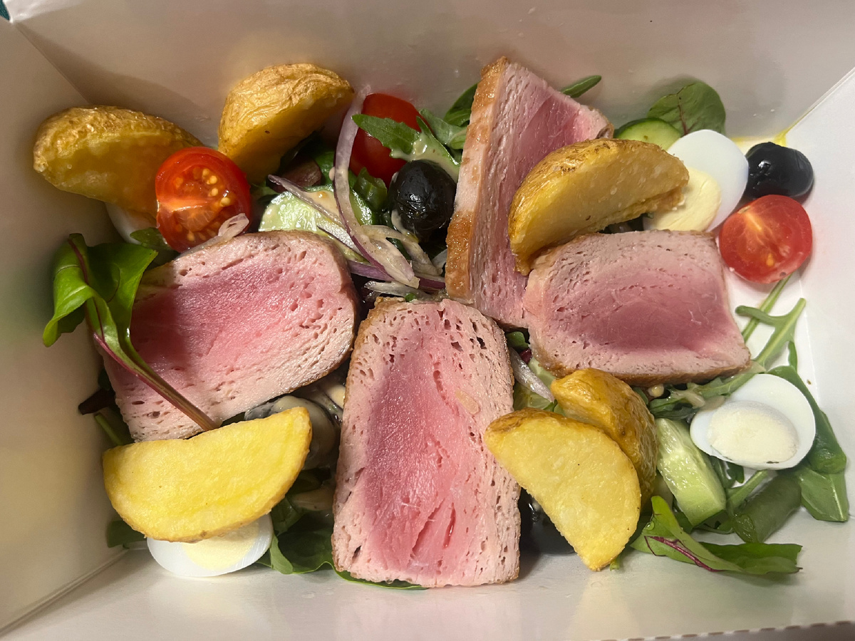 Один из заказных салатов. Очень вкусный! Фото автора