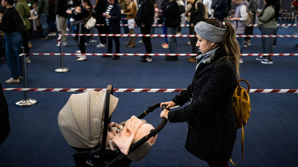 Те венгерские избиратели, кто пришел голосовать к обеду, были вынуждены отстоять очередь из полусотни, а то и ста человек. И неудивительно: явка на этих выборах была рекордной.📷Фото: Marton Monus / Reuters