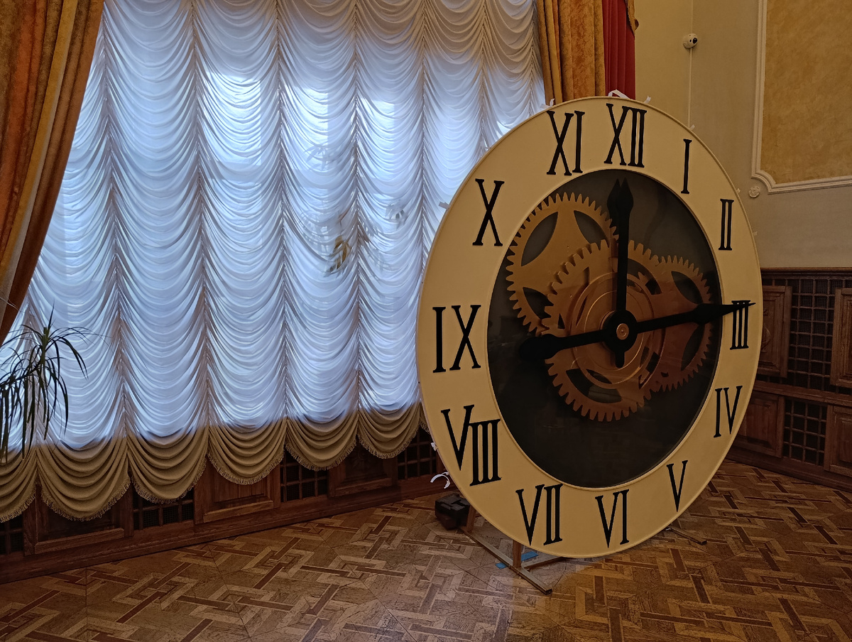 А в антракте было скучно: буфет не работал, музыканты не играли, и даже баннер был старый, ещё с "Донной Розой". Видимо, потому, что день праздничный.