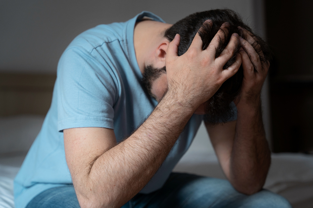 https://ru.freepik.com/free-photo/medium-shot-man-worrying-home_27831029.htm#fromView=search&page=1&position=9&uuid=f85eb82a-59b5-430a-8f8c-8785cf3eb60e&query=%D0%BC%D1%83%D0%B6%D1%87%D0%B8%D0%BD%D0%B0+%D0%BF%D0%BB%D0%B0%D1%87%D0%B5%D1%82