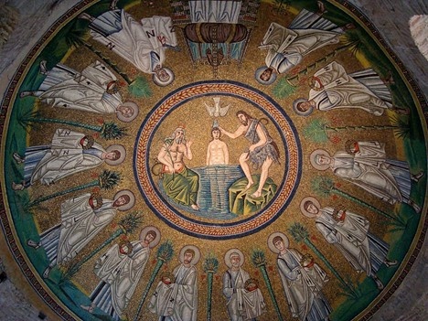 Арианский баптистерий в Равенне, украшенный мозаикой с изображением крещения Христа. Фото из открытого доступа