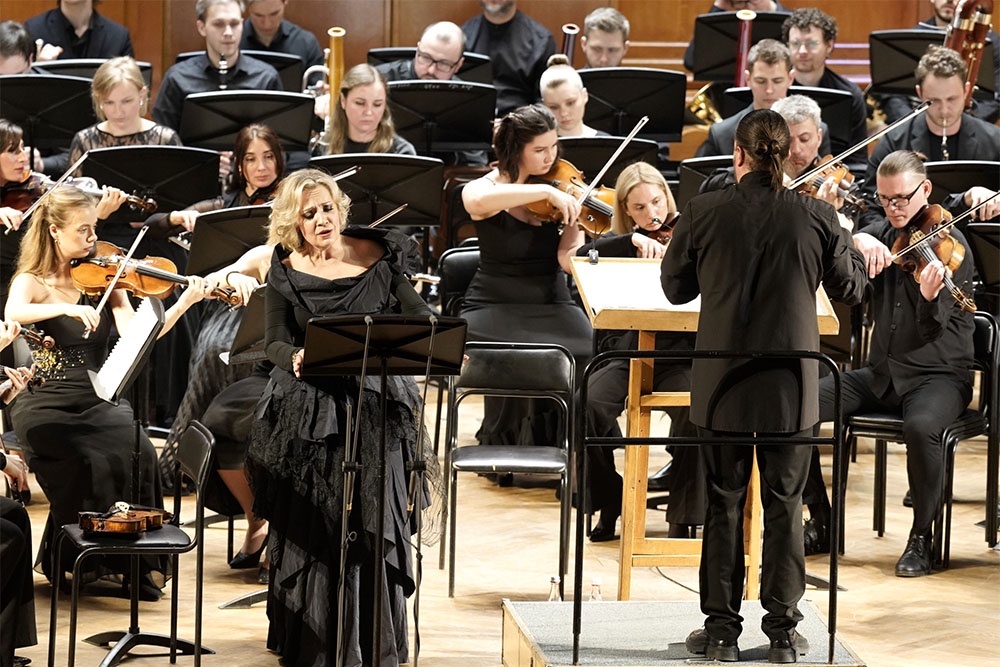    Дирижер Дмитрий Синьковский с восхитительной певицей Надеждой Павловой покорили московскую публику. / Владимир Фридкес