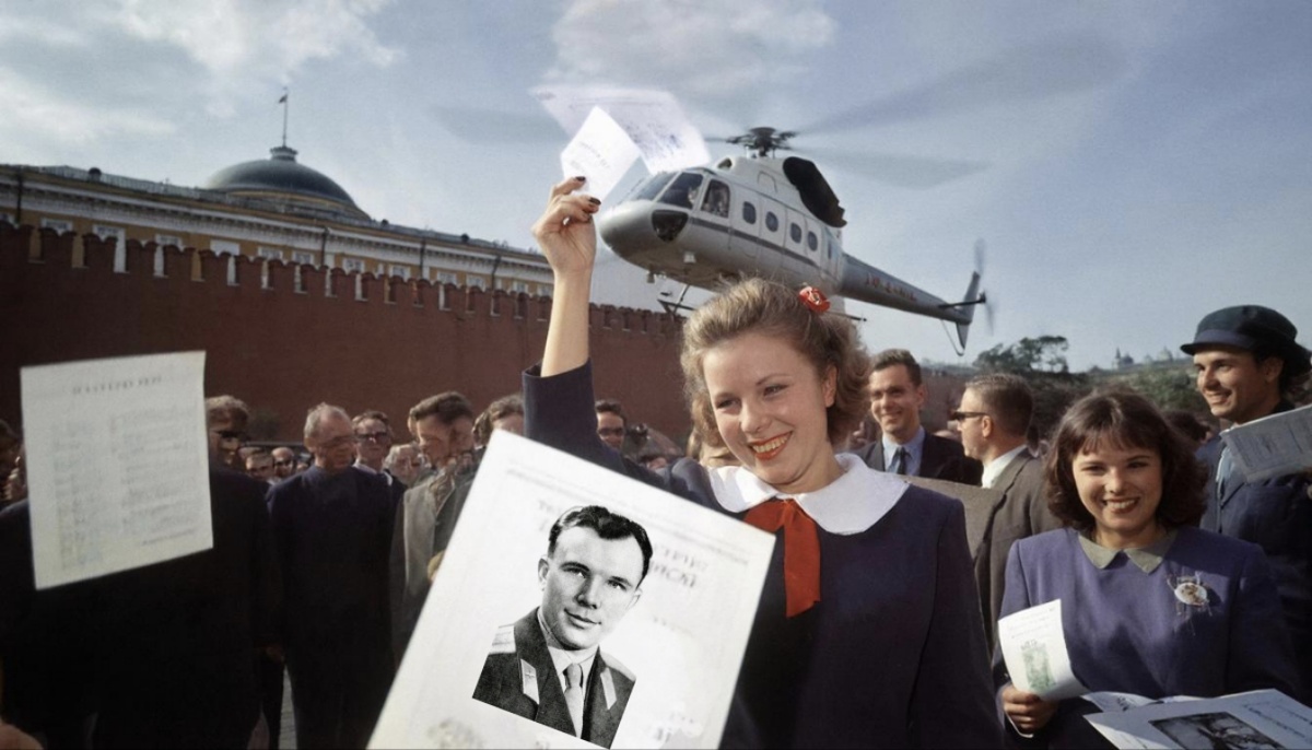 Изображение создано нейросетью по моему заданию и доработана мной. На изображении вы видите реконструкцию 14 апреля 1961 года - встреча Юрия Гагарина на Красной площади.
