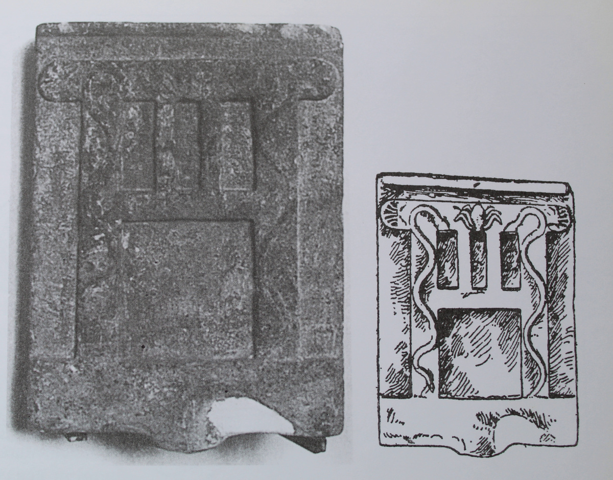 Надгробный камень с изображением доканы.