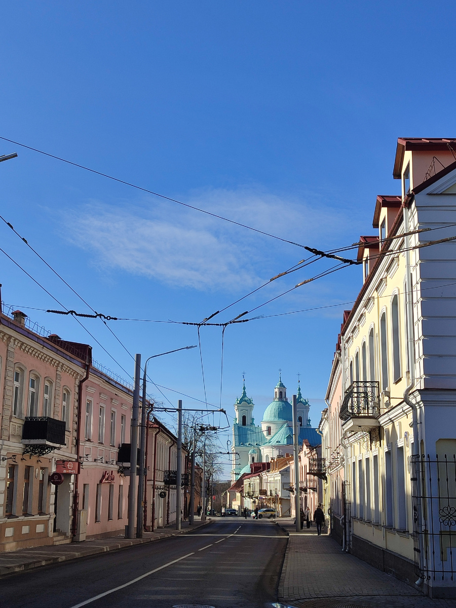 Гулять по историческим кварталам Гродно - одно удовольствие. В центре города, около воооон того костëла с синей крышей, по праздникам открывается ярмарка. Вкусные блинчики. 