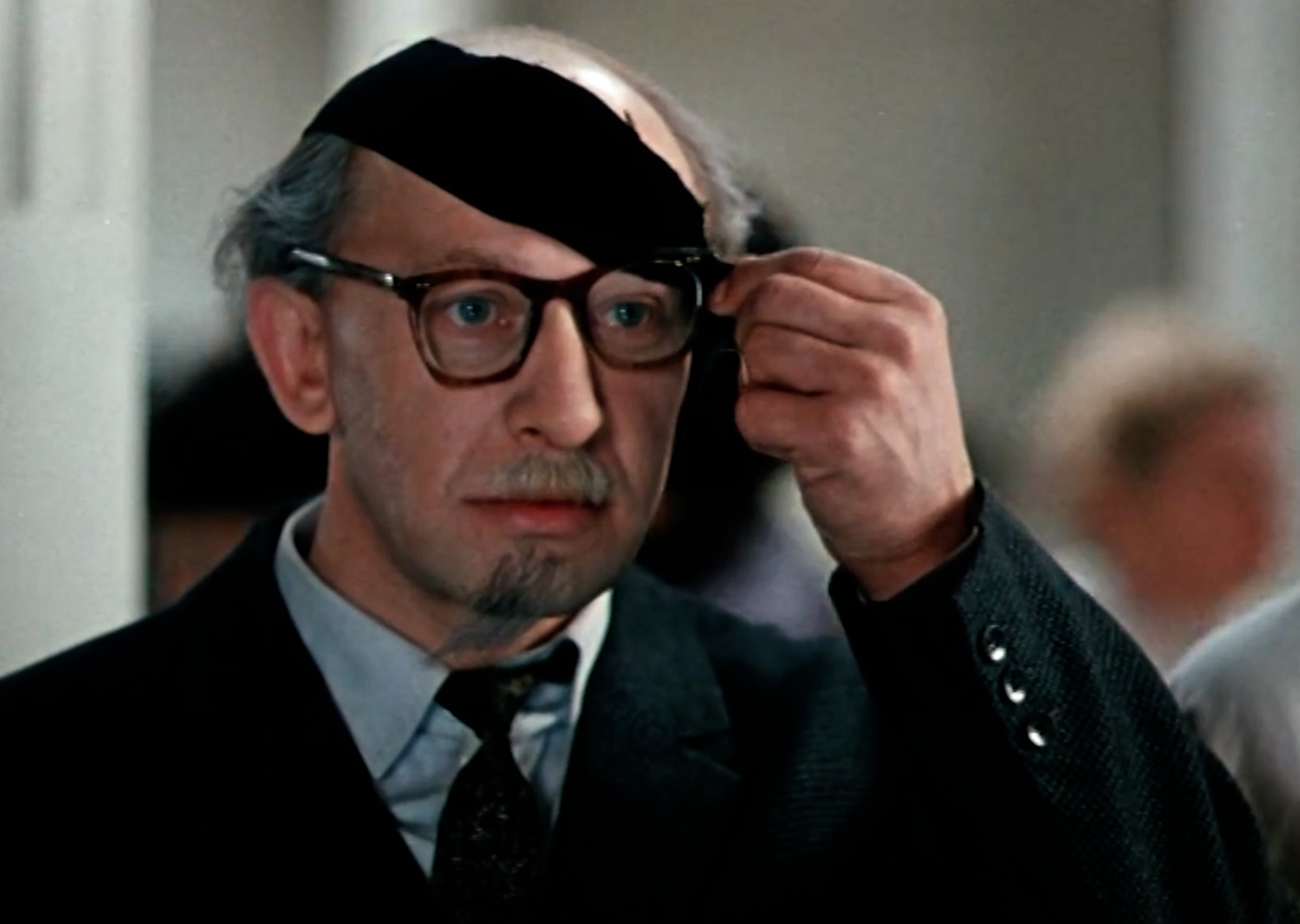 Кадр из кинофильма "Старики-разбойники", 1971 г., режиссер Эльдар Рязанов, сценаристы Эмиль Брагинский, Эльдар Рязанов, композитор Андрей Петров (скриншот)