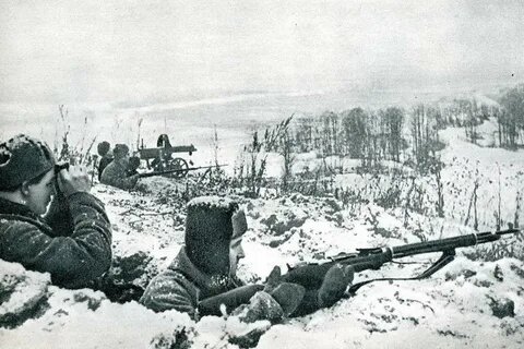 Советские бойцы в обороне