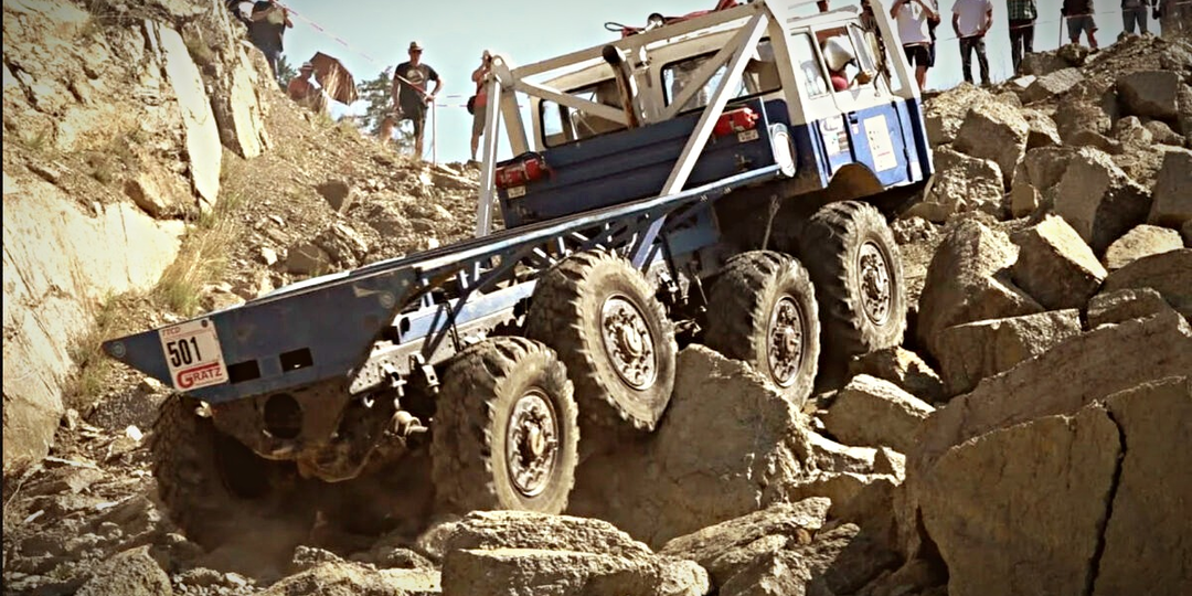 Пока КамАЗы буксовали третий день, эта махина проезжала как ни в чём не бывало: секрет чешской Татры