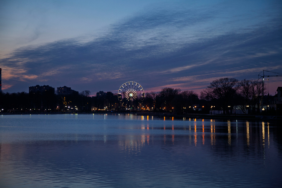 Колесо обозрения в парке Юность всегда создаёт прекрасный блик на воде