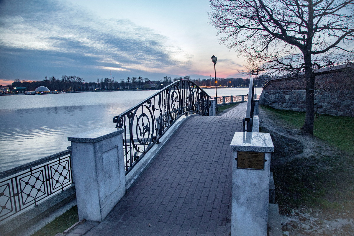  Горбатый мост - живописное место и только вечером здесь мало людей