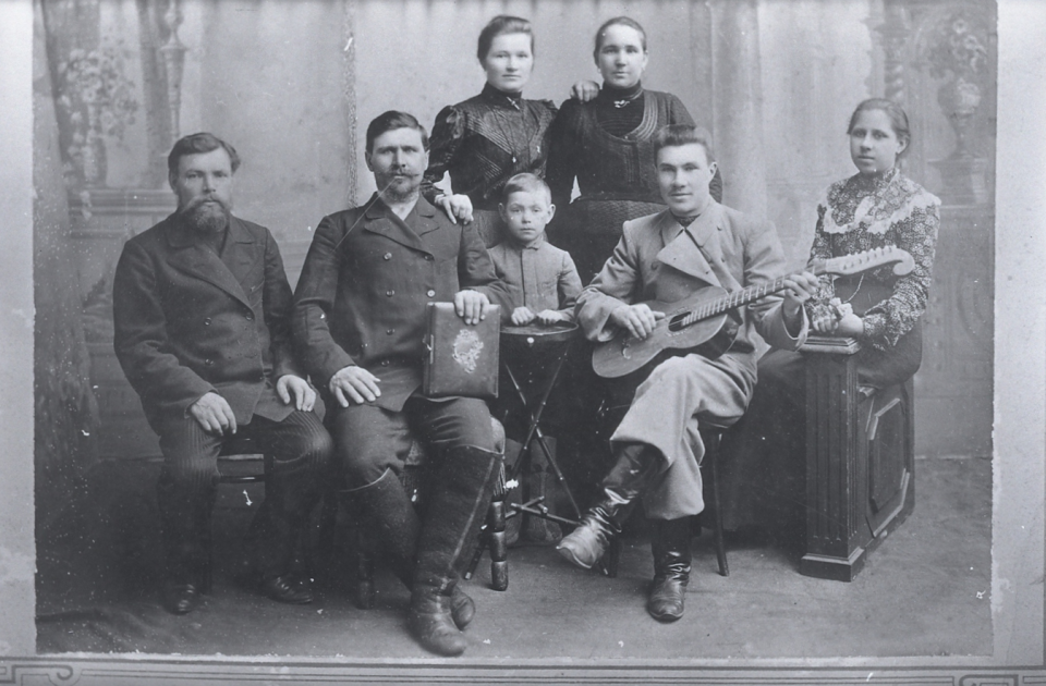    Семья барнаульского купца И.А. Верюжского. Нач. ХХ в. . Источник: goskatalog.ru, архив АГКМ