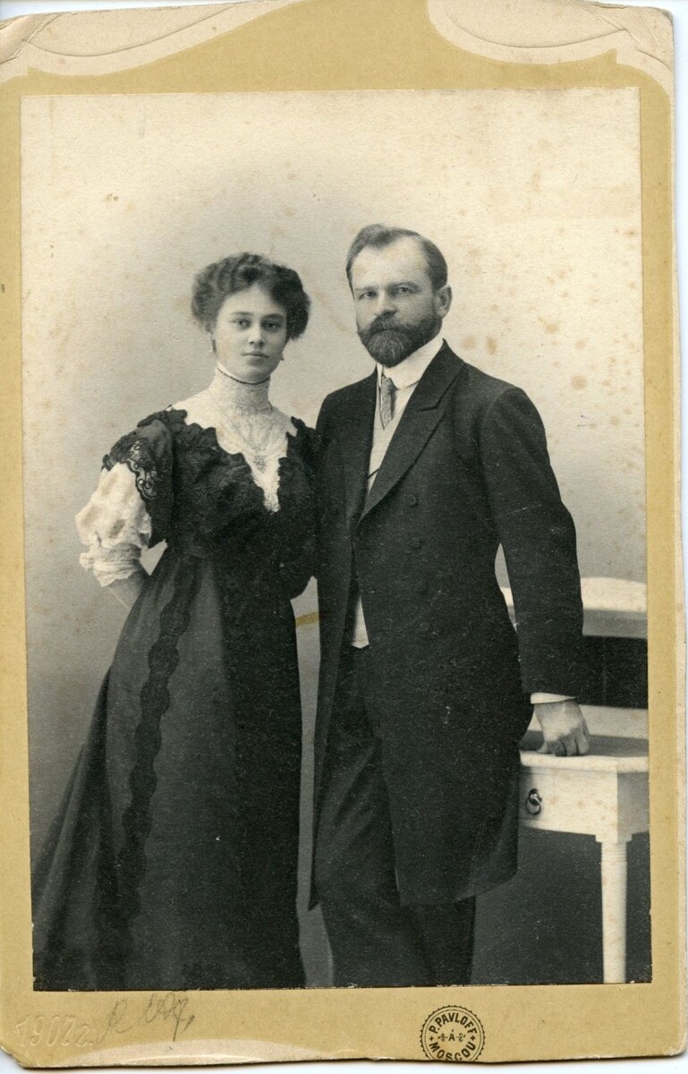    Хакин А.И. И Хакина К.М. - Бийский купец 2-й гильдии с супругой.. Источник: goskatalog.ru, архив АГКМ